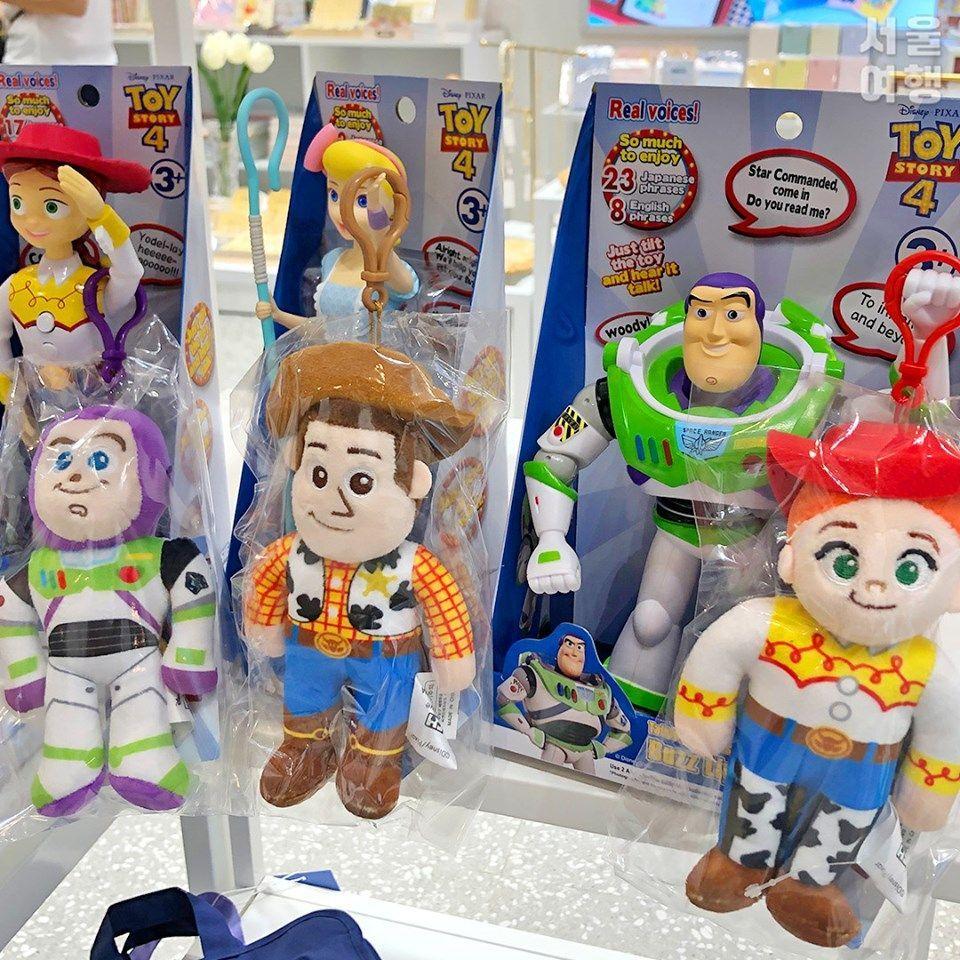 โปสเตอร์ที่แจ้งรายละเอียดอีเวนท์ในร้านดิสนีย์ป๊อปอัพ พร้อมแผนที่ของขวัญเมื่อซื้อสินค้าเกิน 30,000 วอน